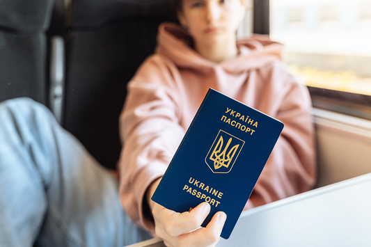 Teenager on train holding Ukrainian passport - b24 Ratgeber Ukrainische Geburtsurkunde übersetzen.png