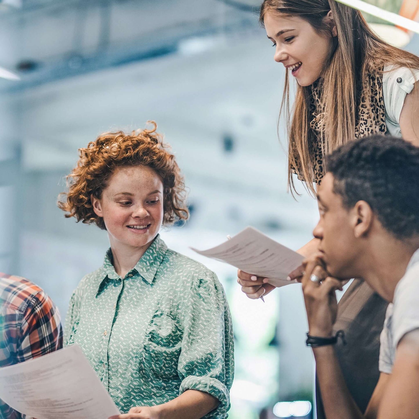 Abiturzeugnis übersetzen lassen: Drei Schüler:innen freuen sich über ihre Abiturzeugnis