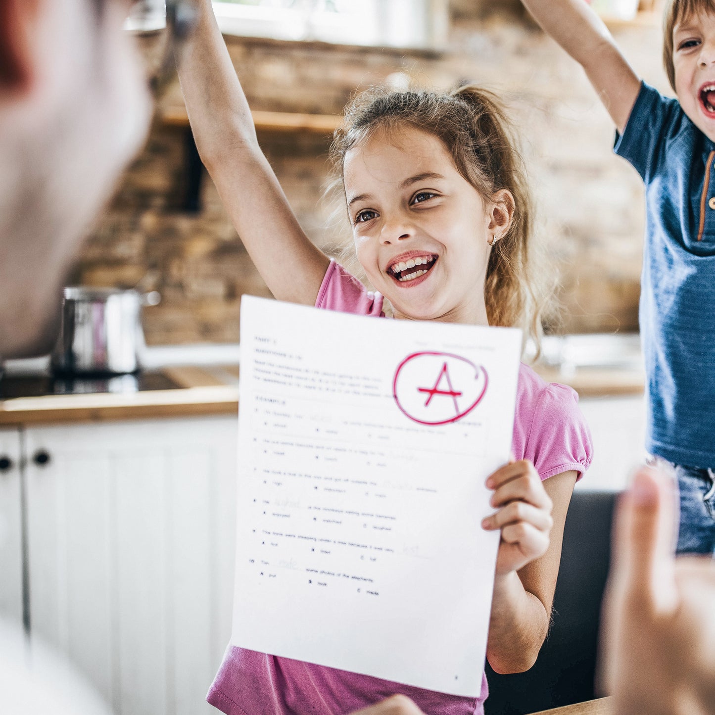 Schulzeugnis übersetzen lassen: Ein Mädchen freut sich über eine sehr gute Note auf ihrem Schulzeugnis