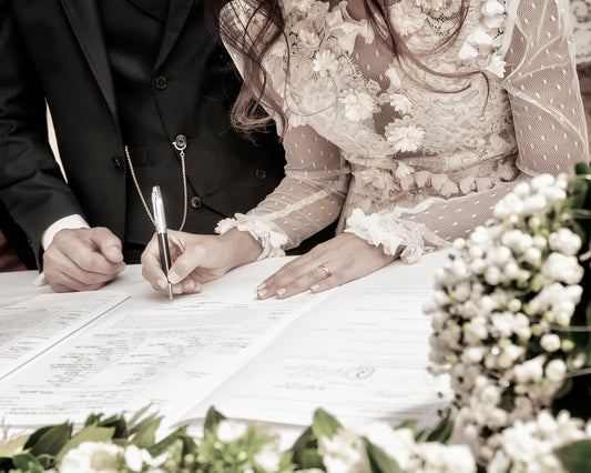 Молодая пара подписывает свидетельство о браке - Путеводитель по всем вопросам, связанным со свидетельствами о браке