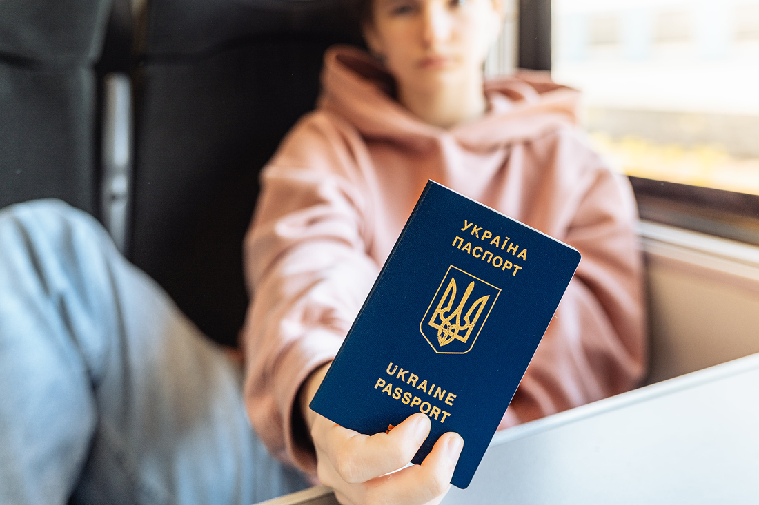 Teenager im Zug hat ukrainischen Reisepass in der Hand - b24 Ratgeber Ukrainische Geburtsurkunde übersetzen.png