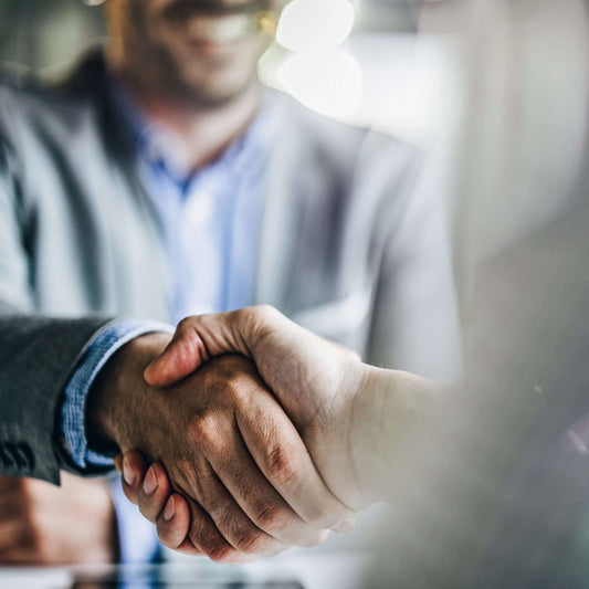 Have a job reference translated: A man shakes hands with his new employer