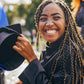Bescheinigung/Nachweis übersetzen lassen: Eine Studentin freut sich über ihren Abschluss